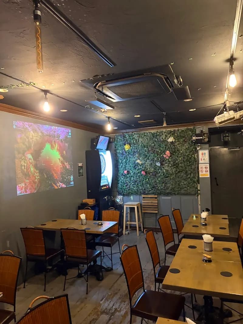 ダーツ&カラオケ バー frees【フリース】大名 国体道路店【旧スターチル】の写真